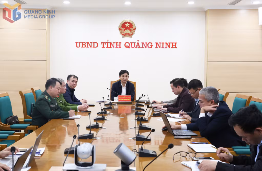 Đồng chí Nguyễn Văn Công, Phó Chủ tịch UBND tỉnh cùng các sở, ngành, địa phương dự phiên họp lần thứ 28 tại điểm cầu Quảng Ninh.