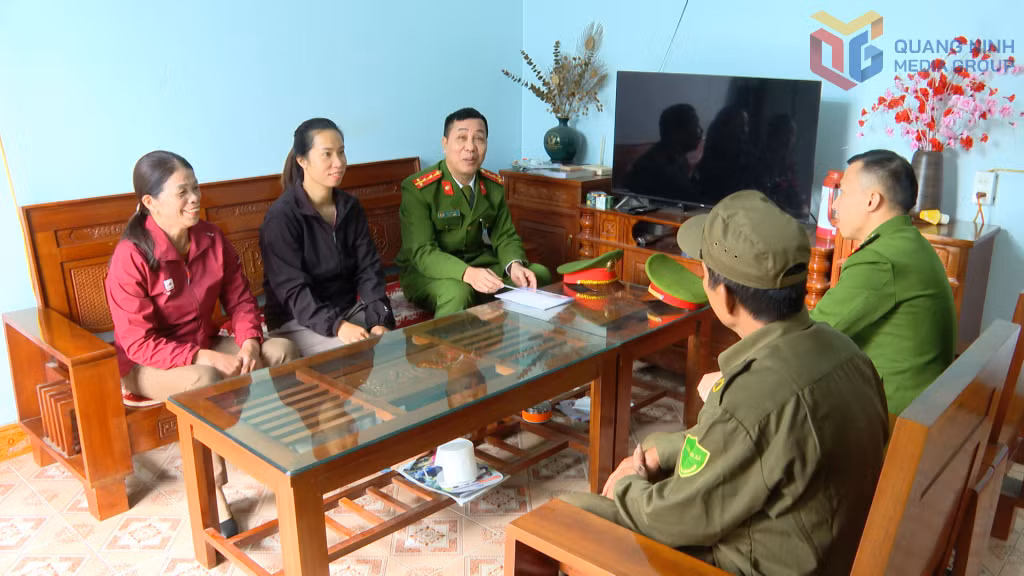 Công an xã Điền Xá tuyên truyền hướng dẫn công tác đảm bảo ANTT cho người dân.