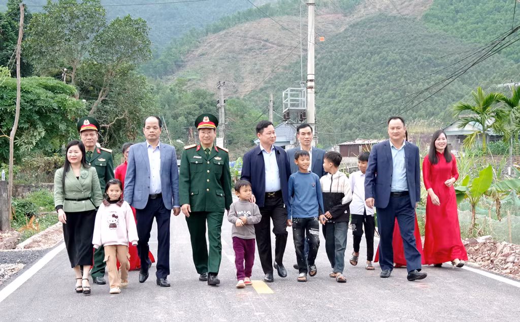 Các đại biểu cùng người dân tham quan tuyến đường.