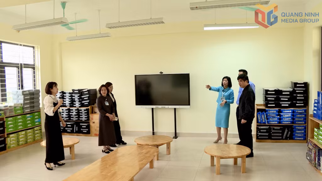 Đại biểu Nguyễn Mai Hùng, Tổ phó Tổ Đại biểu HĐND tỉnh số 4 giám sát việc thực hiện Nghị quyết số 68/2025/NQ-HĐND (17/7/2025) của HĐND tỉnh tại trường Tiểu học Quang Trung, phường Uông Bí.