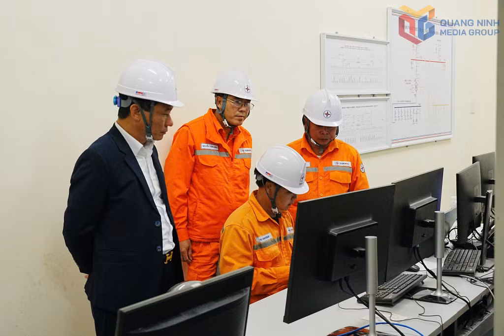 Lãnh đạo Công ty Điện lực Quảng Ninh tham gia giám sát quá trình đóng điện dự án.