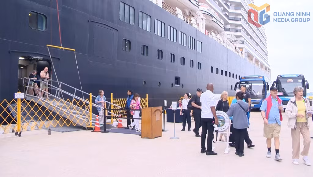 Du khách từ tàu Westerdam đến từ châu Âu xuống tàu chuẩn bị khám phá Quảng Ninh tháng 11/2025.