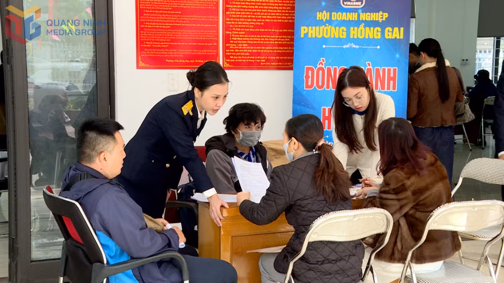 Các Thuế cơ sở tích cực phối hợp với các xã, phường tuyên truyền, hướng dẫn hộ, cá nhân kinh doanh chuyển đổi từ thuế khoán sang thuế kê khai.