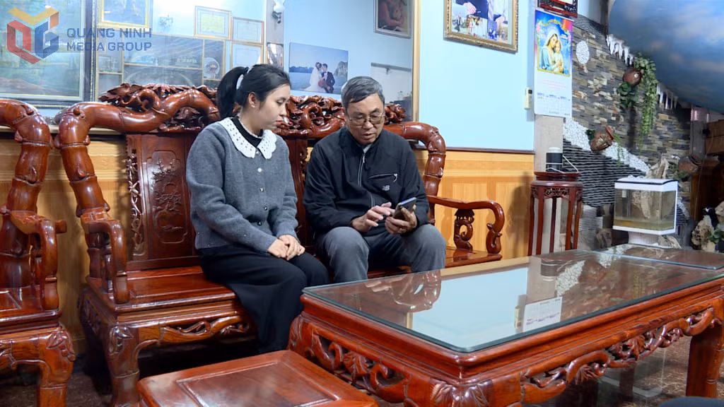 Ông Hoàng Trọng Bá, khu Lán Ga, phường Cẩm Phả nhận tiền quà tặng của Đảng và Nhà nước nhân dịp chào mừng Đại hội XIV của Đảng và Tết Nguyên đán Bính Ngọ năm 2026.