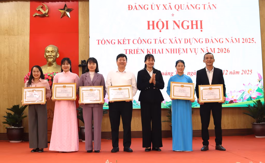 Các đảng viên hoàn thành xuất sắc nhiệm vụ 5 năm liền được khen thưởng tại hội nghị.