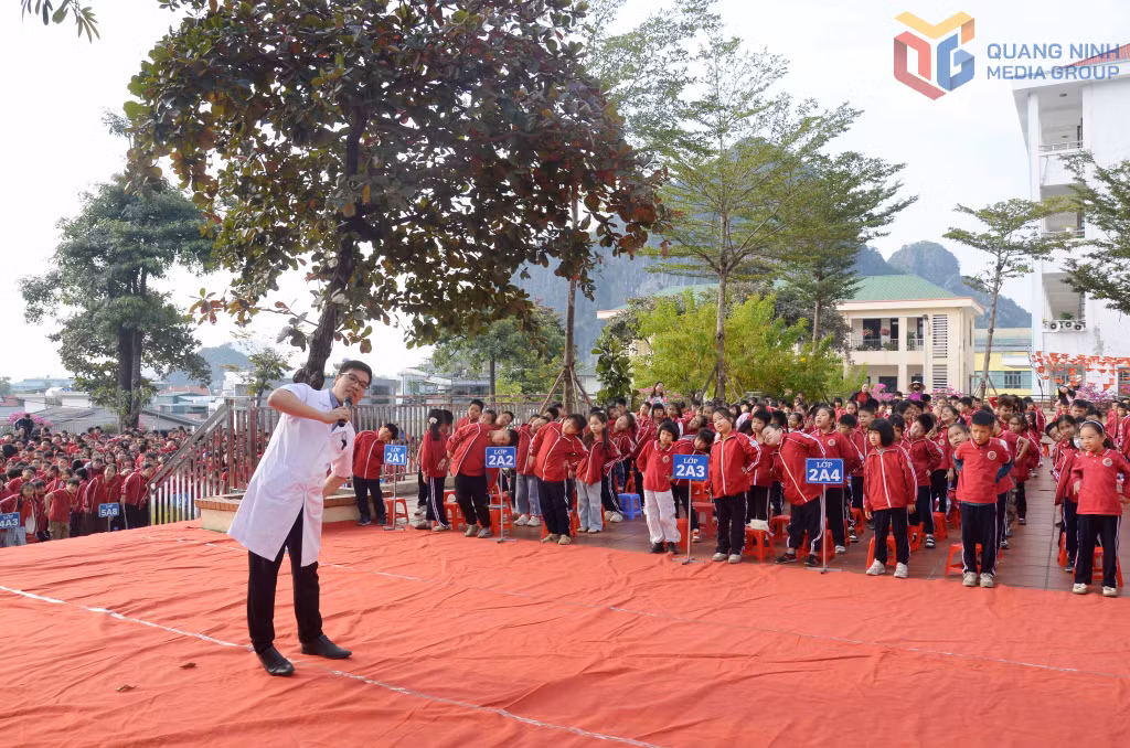 Bác sĩ Bùi Văn Hiếu hướng dẫn các bài tập đơn giản tại chỗ để thư giãn cột sống.