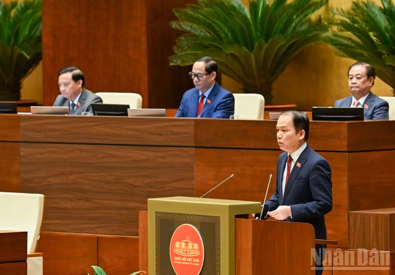 Ủy viên Ủy ban Thường vụ Quốc hội, Chủ nhiệm Ủy ban Pháp luật và Tư pháp của Quốc hội Hoàng Thanh Tùng trình bày báo cáo. (Ảnh: DUY LINH)
