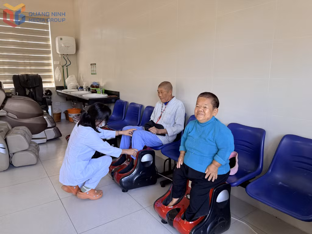 Nhân viên Trung tâm Trợ giúp xã hội Quảng Ninh chăm sóc người cao tuổi thuộc diện bảo trợ xã hội.