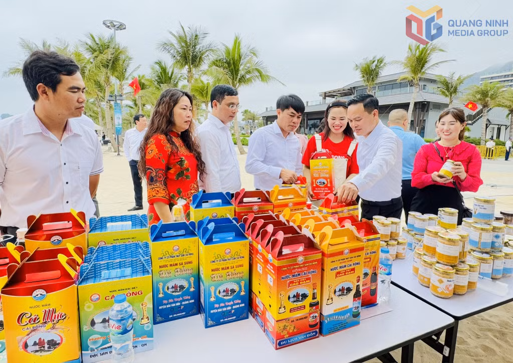 Các sản phẩm OCOP của doanh nghiệp trong tỉnh được trưng bày, quảng bá tại Tổ hợp du lịch nghỉ dưỡng Sonasea Vân Đồn Harbor City. Ảnh: Mạnh Trường