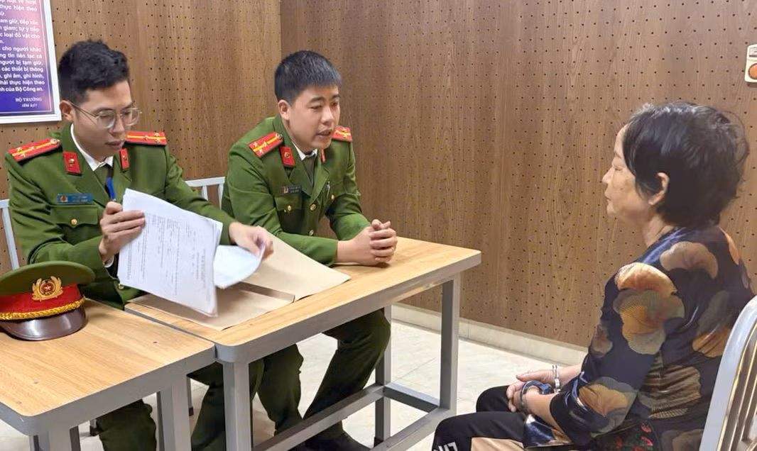 Nguyễn Thị Thu và mẹ là Trần Thị Thập tại cơ quan điều tra. Ảnh: Công an Thanh Hóa