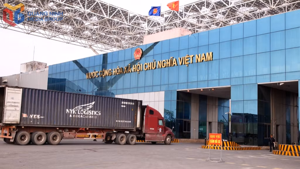 Xe container thông quan tại Cửa khẩu Cầu Bắc Luân II.