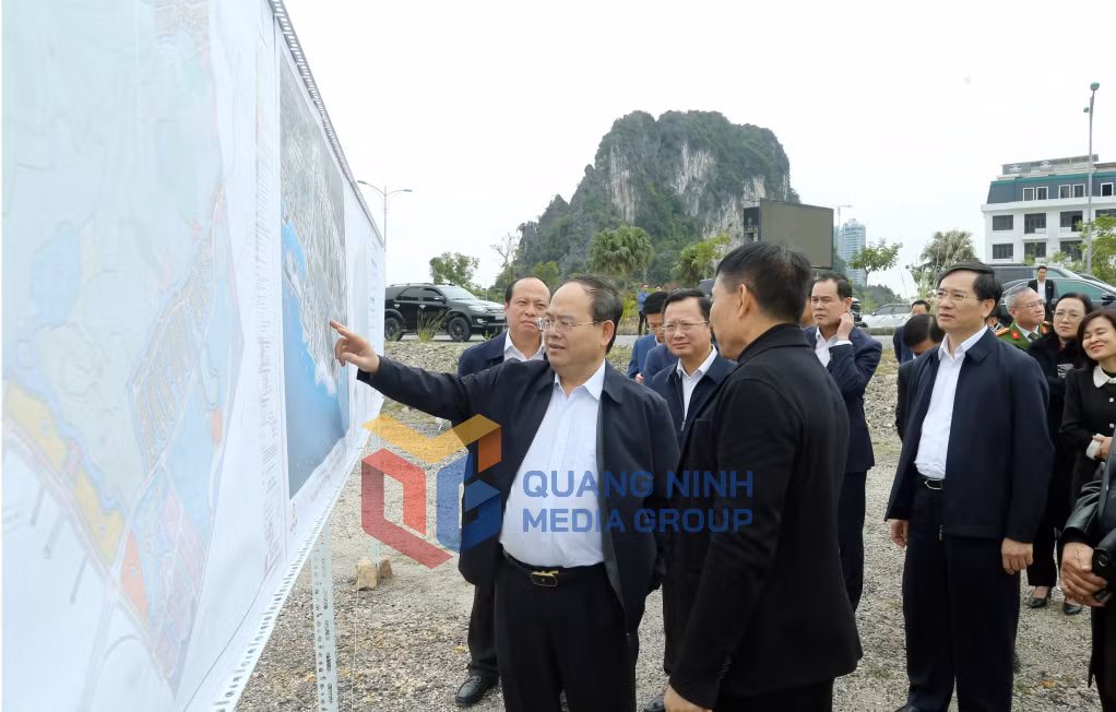 Bí thư Tỉnh ủy cùng đoàn công tác kiểm tra Dự án Tổ hợp du lịch nghỉ dưỡng - giải trí cao cấp, sân golf và khu dân cư Monbay Vân Đồn (12-2025). Ảnh: Thu Chung