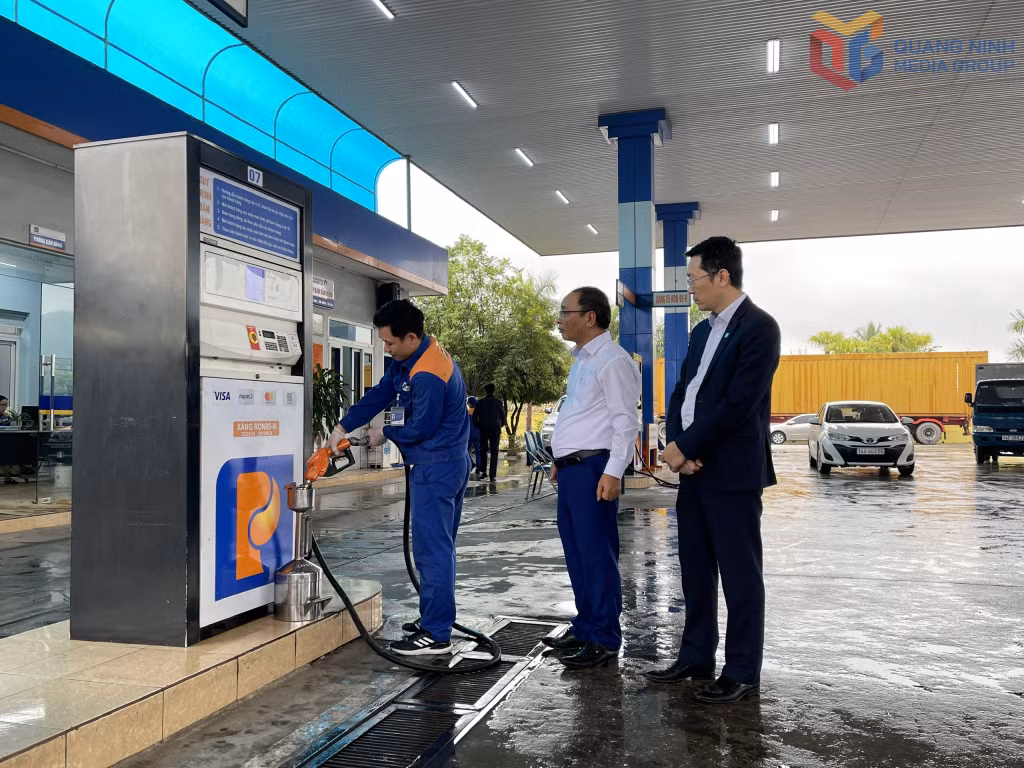 Cán bộ Công ty TNHH MTV Petrolimex Quảng Ninh kiểm tra chất lượng và nhập nguồn hàng vào kho tại các cửa hàng phân phối trên địa bàn tỉnh.