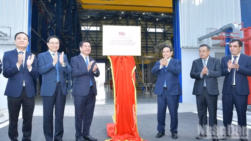 Thủ tướng Phạm Minh Chính và các đồng chí lãnh đạo thực hiện nghi thức gắn biển công trình tiêu biểu dự án nhà máy điện khí LNG Nhơn Trạch 3 và Nhơn Trạch 4 chào mừng Đại hội Đảng toàn quốc XIV. (Ảnh: Thanh Giang)