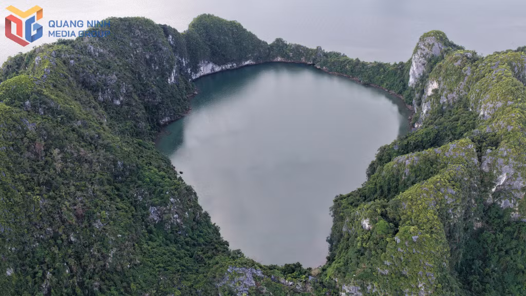 Áng Mê Cung sở hữu địa hình karst và hệ sinh thái đặc trưng của Di sản thế giới Vịnh Hạ Long.