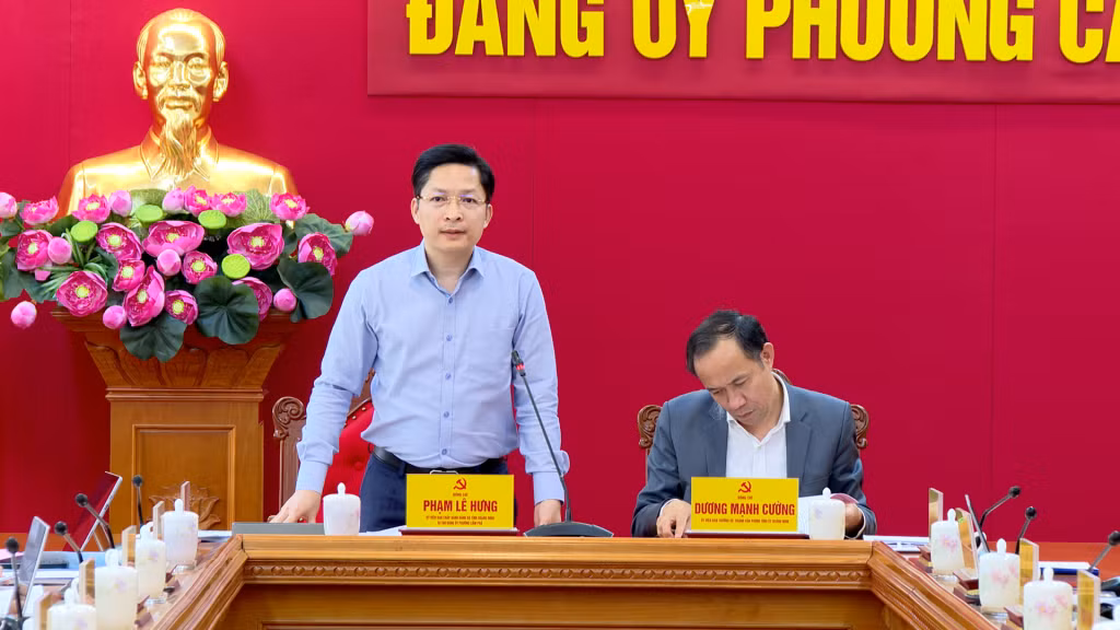 Đồng chí Phạm Lê Hưng, Ủy viên Ban Chấp hành Đảng bộ tỉnh, Bí thư Đảng uỷ phường, phát biểu tại hội nghị.
