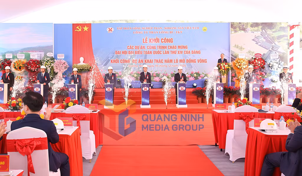 Các đại biểu thực hiện nghi thức bấm nút khởi công Dự án khai thác hầm lò mỏ Đồng Vông.