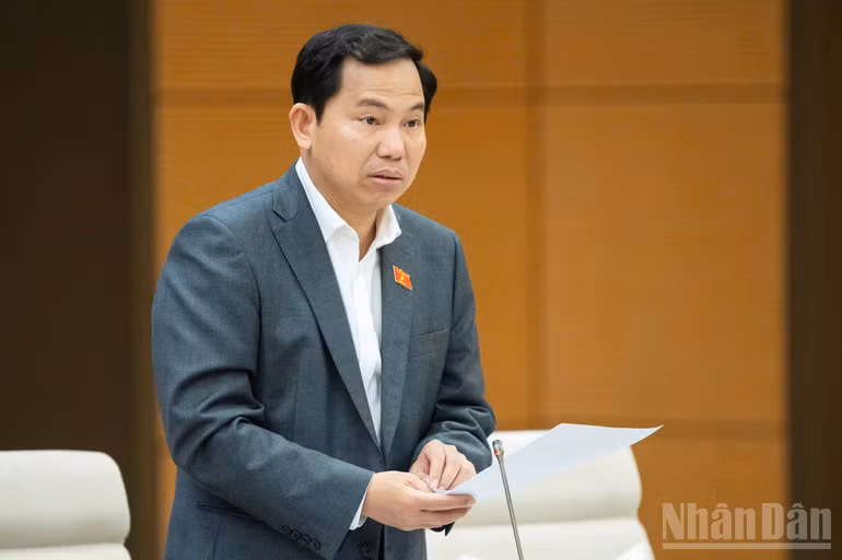 Tổng Thư ký Quốc hội, Chủ nhiệm Văn phòng Quốc hội Lê Quang Mạnh trình bày báo cáo tại phiên họp. (Ảnh: DUY LINH)