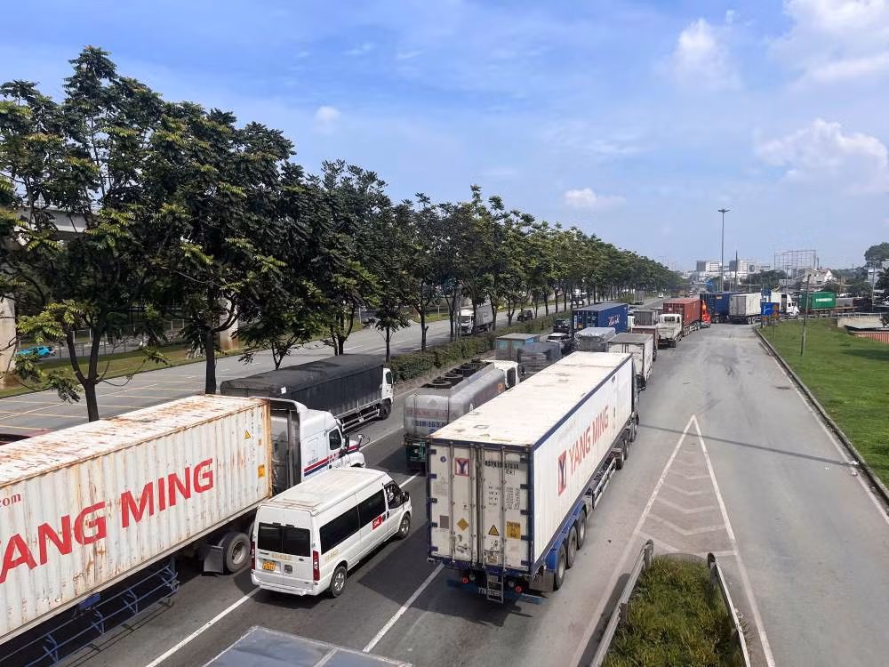Xe container lật ngang khi lên cầu vượt, xa lộ Hà Nội ùn tắc kéo dài ảnh 3