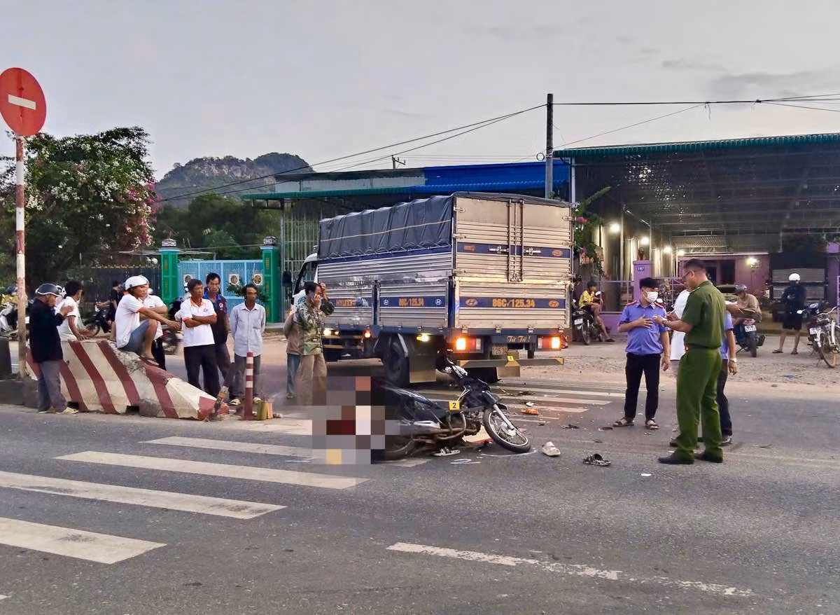 Công an khám nghiệm hiện trường vụ tai nạn. Ảnh: Duy Tuấn