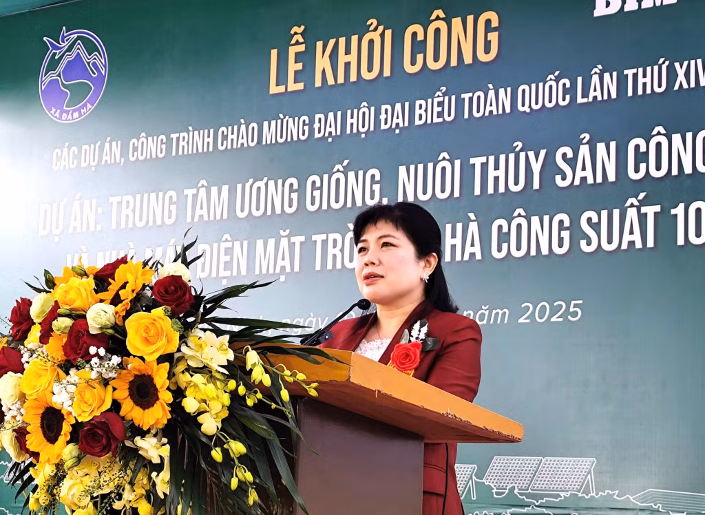 Đồng chí Nguyễn Thị Thu Hà, Phó Trưởng Đoàn ĐBQH tỉnh, phát biểu tại lễ khởi công.