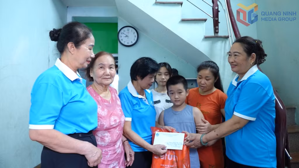 Cán bộ Chi hội Phụ nữ khu Trần Hưng Đạo 4 (phường Hồng Gai) thăm, tặng quà gia đình em Phạm Nam Anh.