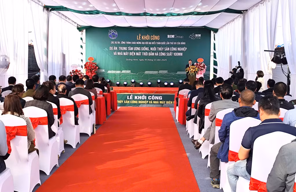 Quang cảnh lễ khởi công Dự án Trung tâm ương giống, nuôi trồng thủy sản công nghiệp kết hợp Nhà máy điện mặt trời Đầm Hà công suất 100MW.