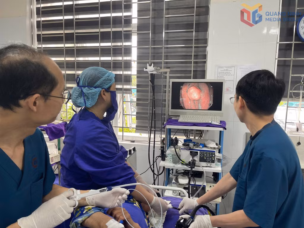 Bác sĩ Bệnh viện Đa khoa tỉnh Quảng Ninh phẫu thuật cắt polyp dạ dày cho bệnh nhân. Ảnh: Bệnh viện Đa khoa tỉnh.