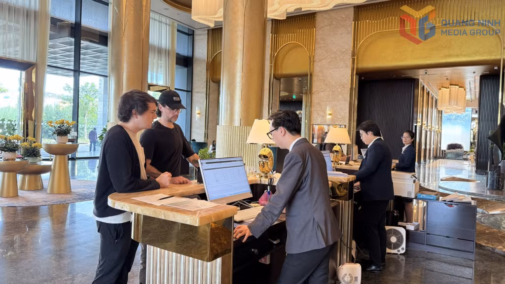 Du khách quốc tế nghỉ dưỡng tại Radisson Blu Hotel.