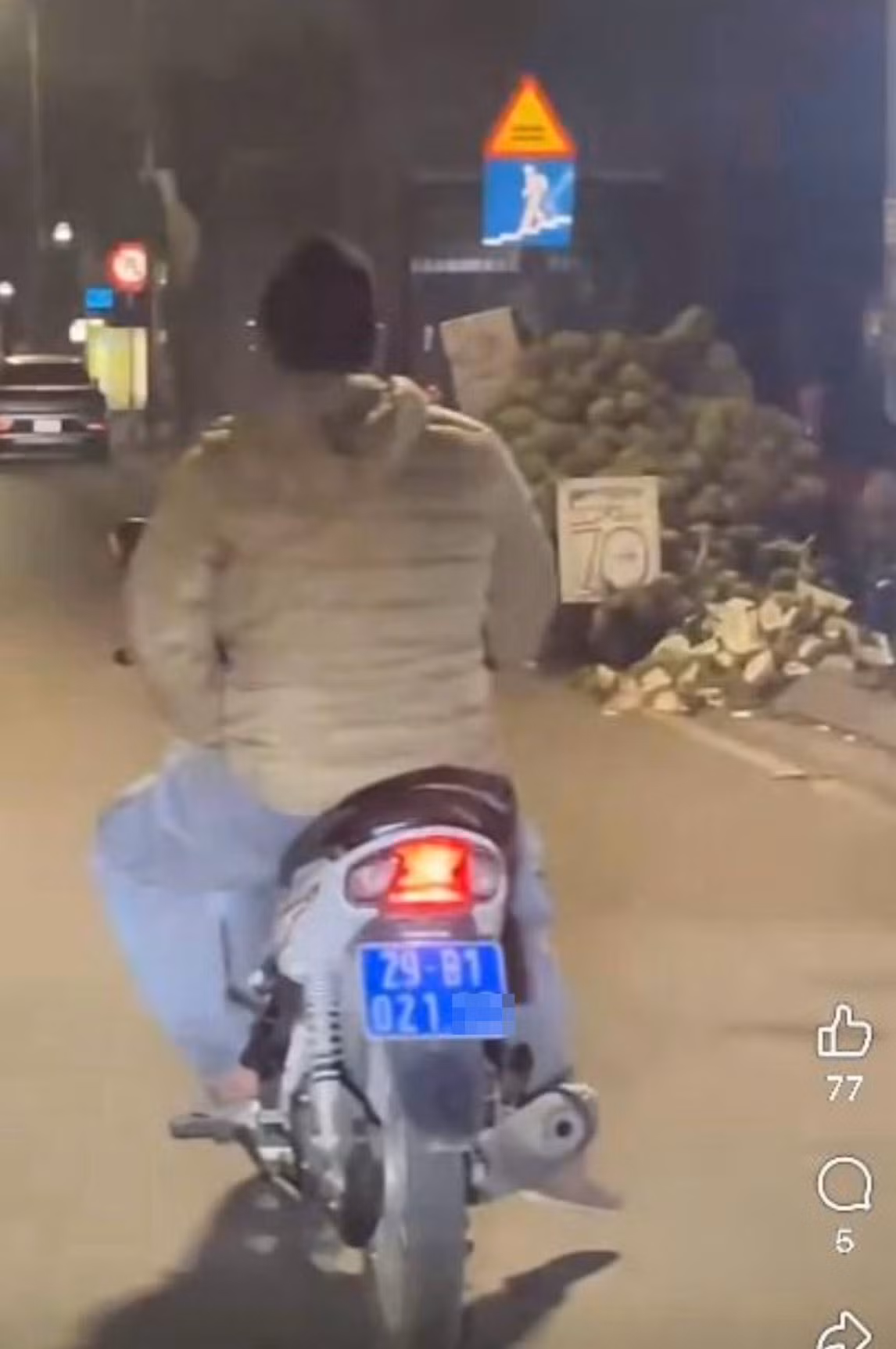 Hình ảnh người đàn ông đi xe máy biển xanh nhưng không đội mũ bảo hiểm. Ảnh chụp màn hình