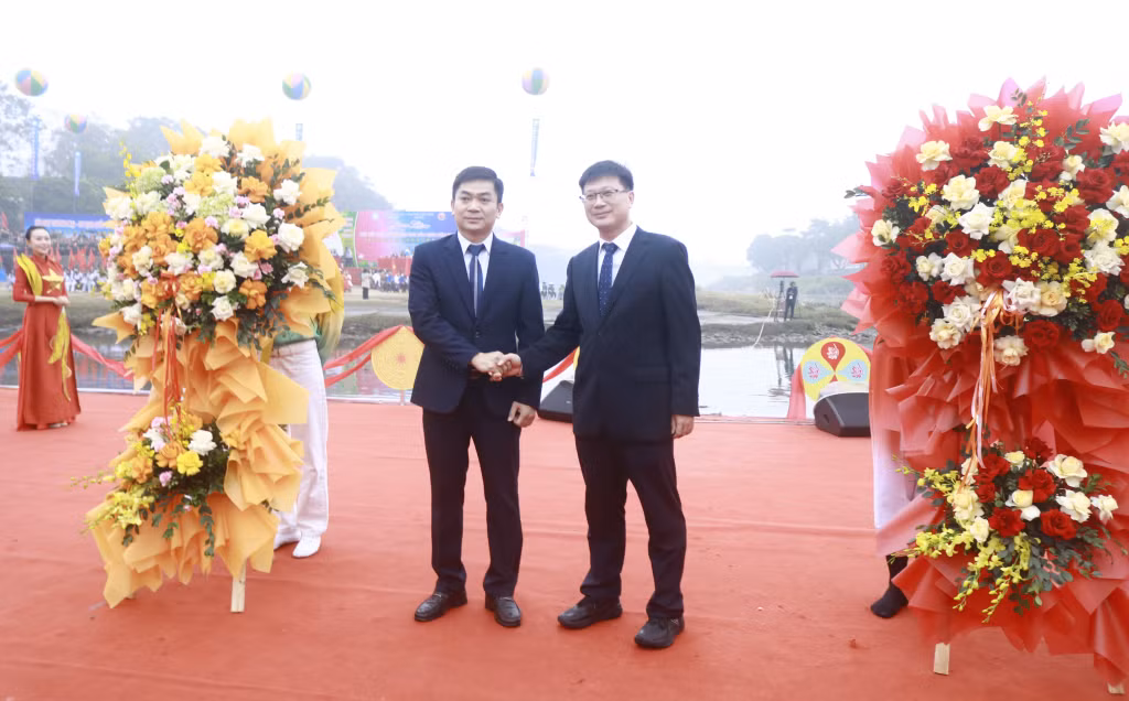 Đồng chí Hoàng Hải Long, Phó Chủ tịch UBND phường Móng Cái 1 – Việt Nam và đồng chí Trương Huy - Phó Thị trưởng chính quyền nhân dân thành phố Đông Hưng – Trung Quốc cùng trao tặng lẵng hoa chúc mừng tình cảm hữu nghị.