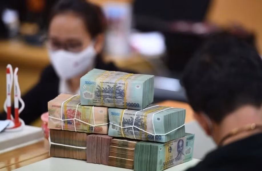 Nhiều ngân hàng thương mại quy mô nhỏ liên tục triển khai các chương trình ưu đãi lãi suất vào thời điểm cuối năm. Ảnh: Nam Khánh.