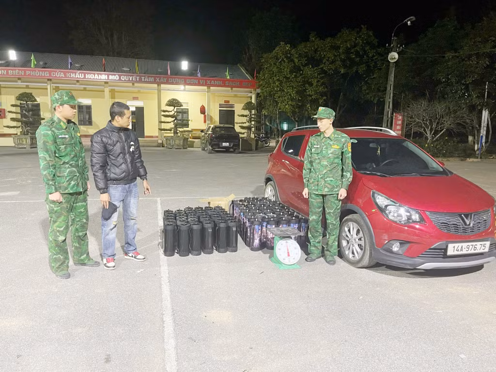 Đối tượng cùng tang vật bị lực lượng chức năng bắt giữ.