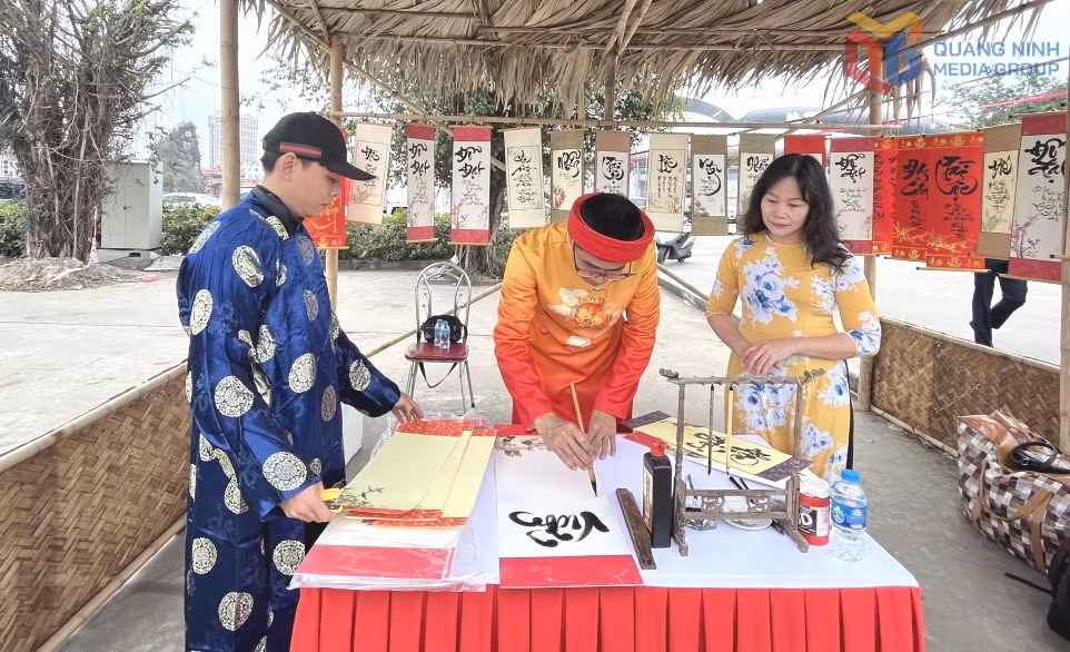 Tục "xin chữ - cho chữ" tại Hội khai bút đầu Xuân Ất Tỵ 2025 do Hội Văn học nghệ thuật Quảng Ninh chủ trì tổ chức.