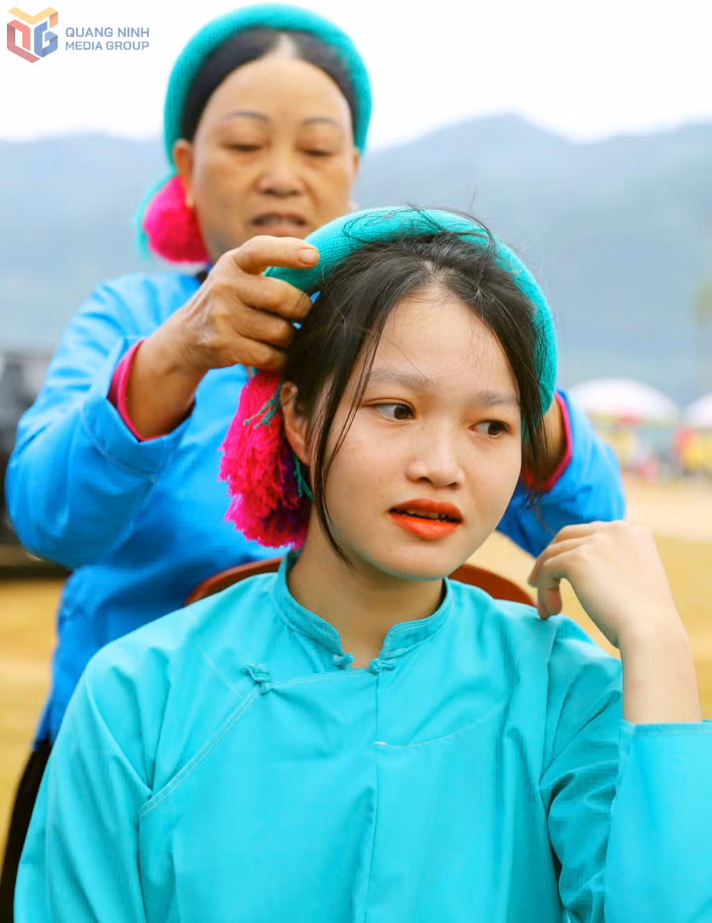 Thiếu nữ Sán Chỉ đội Bình Liêu được vấn khăn sao cho vừa gọn, đẹp, vừa đảm bảo không bung ra trong khi đá bóng.