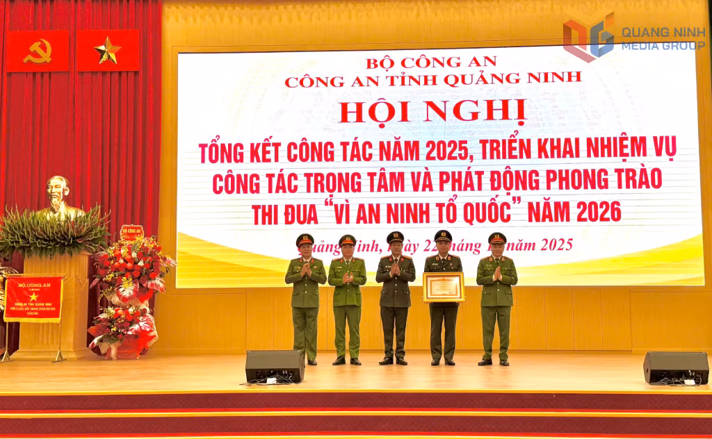 Thượng tướng Nguyễn Ngọc Lâm, Thứ trưởng Bộ Công an, thừa ủy quyền của Thủ tướng Chính phủ trao Bằng khen cho Công an tỉnh vì có thành tích xuất sắc trong công tác năm 2025.
