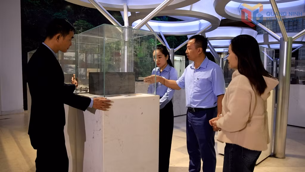 Không gian trưng bày các hiện vật về ngày tổng tuyển cử.