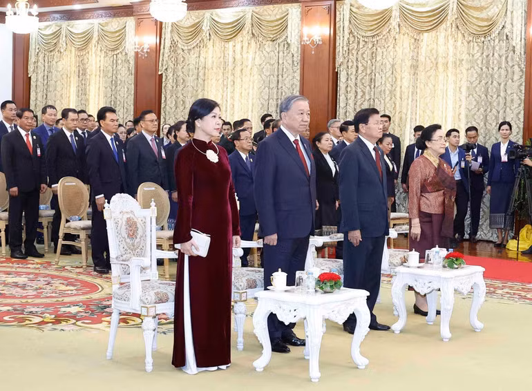Tổng Bí thư Tô Lâm và Phu nhân, Tổng Bí thư, Chủ tịch nước Lào Thongloun Sisoulith và Phu nhân cùng đại biểu hai nước tham dự buổi lễ. (Ảnh: Thống Nhất/TTXVN)