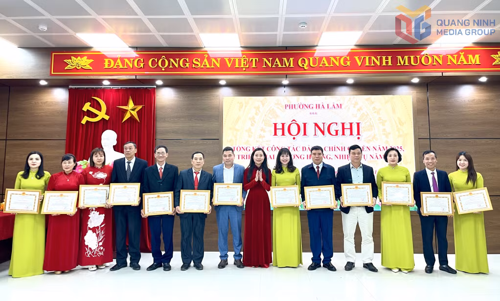 Các tập thể tiêu biểu hoàn thành xuất sắc nhiệm vụ năm 2025 được phường khen thưởng.