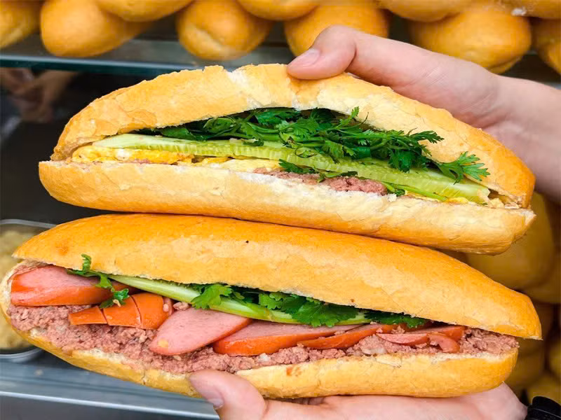 Cục An toàn thực phẩm (Bộ Y tế) đề nghị Sờ Y tế Quảng Ngãi tổ chức điều tra, truy xuất nguồn gốc thực phẩm liên quan đến vụ việc hàng chục người nghi ngộ độc sau khi ăn bánh mì...