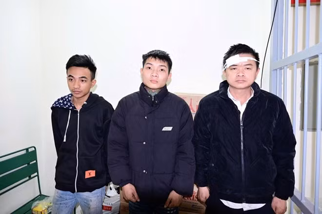 Công an phường Ngô Quyền bắt giữ nhóm đối tượng gây rối trật tự công cộng. Ảnh: Công an TP Hải Phòng