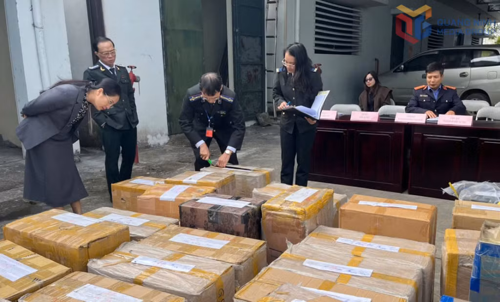 Hội đồng tiêu hủy kiểm tra, đối chiếu, mở niêm phong vật chứng trước khi tiến hành tiêu hủy theo bản án đã có hiệu lực pháp luật.