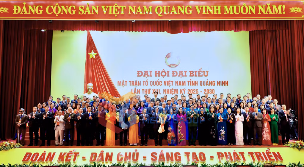 2025-11_Đại hội đại biểu MTTQ Việt Nam tỉnh Quảng Ninh lần thứ XIII, nhiệm kỳ 2025-2030 - Các đồng chí lãnh đạo Trung ương, lãnh đạo tỉnh tặng qua chúc mừng các đồng chí Ủy viên Ủy ban MTTQ tỉnh Quảng Ninh lần thứ XIII, nhiệm kỳ 2025-2030. Ảnh: Minh Hà