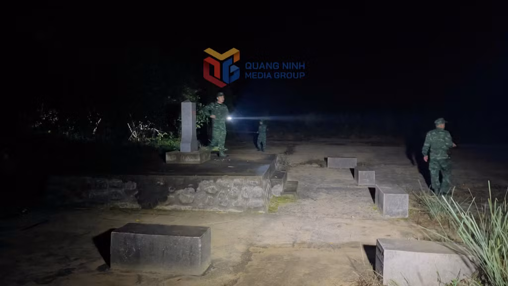 CBCS Đồn BPCK Hoành Mô tuần tra khu vực biên giới (Ảnh: Hồng Việt)
