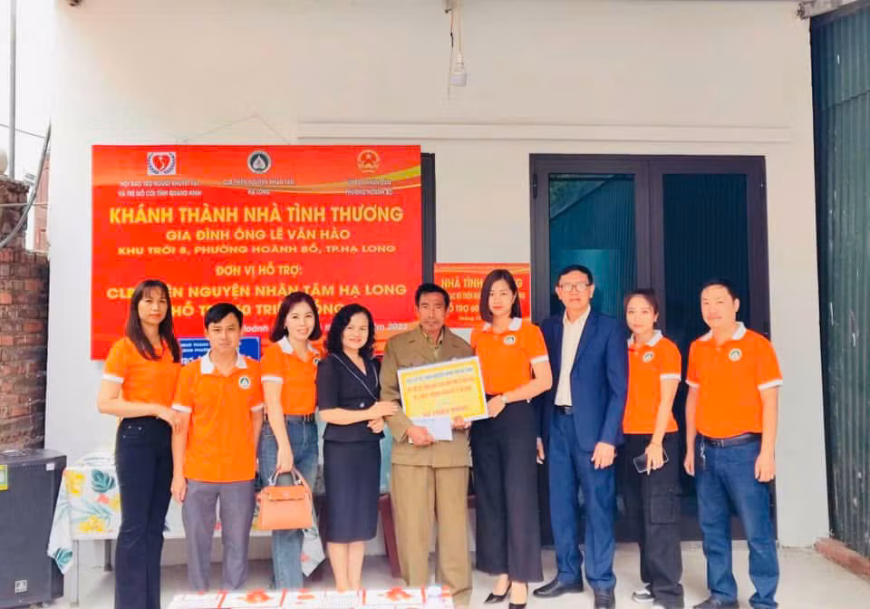 Lễ khánh thành "Nhà tình thương" cho gia đình ông Lê Văn Thảo (phường Hoành Bồ).