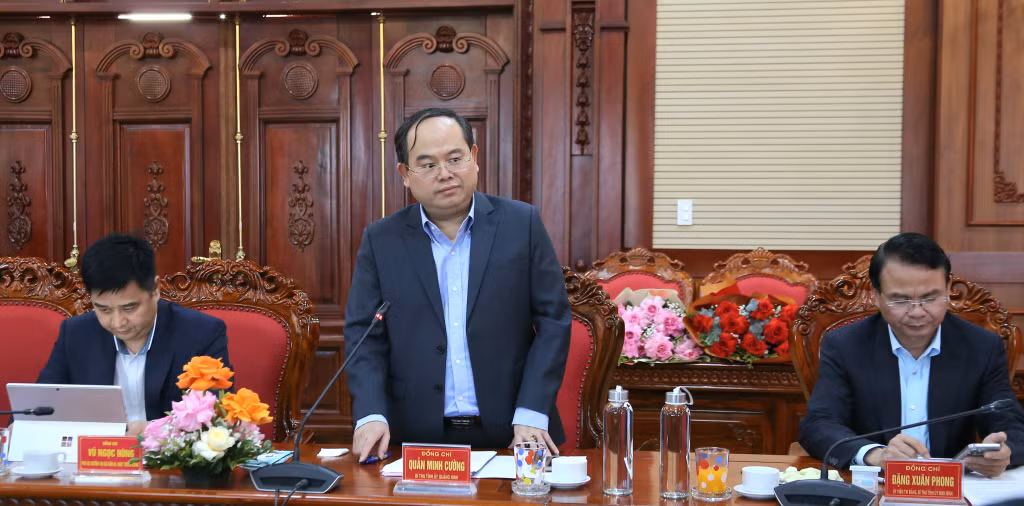 Đồng chí Quản Minh Cường, Bí thư Tỉnh ủy, Trưởng đoàn Đại biểu Quốc hội tỉnh, Bí thư Đảng uỷ Quân sự tỉnh Quảng Ninh, phát biểu tham luận tại hội nghị.