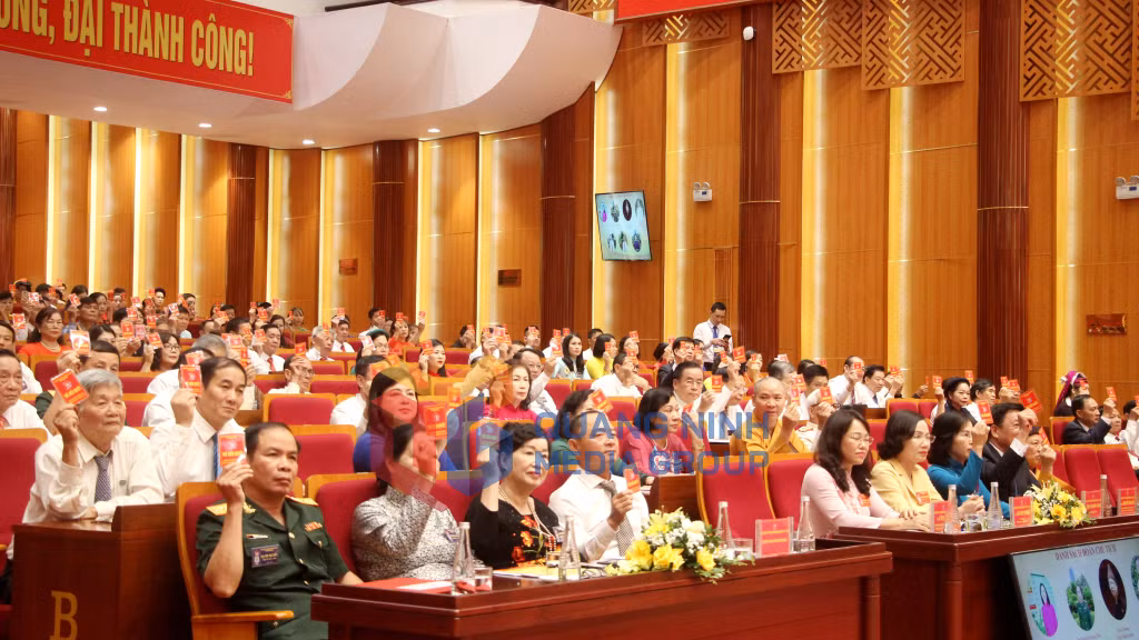 2024-07_Đại hội đại biểu MTTQ tỉnh Quảng Ninh lần thứ XII, nhiệm kỳ 2024-2029 - Đại biểu biểu quyết thông qua chương trình đại hội. Ảnh: Mạnh Trường
