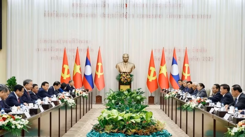 Tổng Bí thư Tô Lâm và Tổng Bí thư, Chủ tịch nước Lào Thongloun Sisoulith đồng chủ trì Cuộc gặp cấp cao giữa Đảng Cộng sản Việt Nam và Đảng Nhân dân Cách mạng Lào. (Ảnh: Thống Nhất/TTXVN)