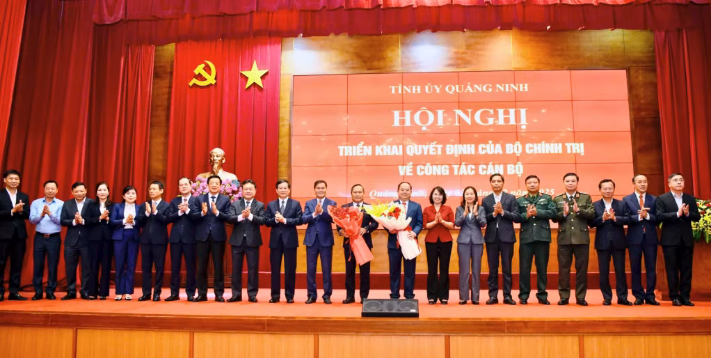 Thường trực Tỉnh ủy, HĐND, UBND, Ủy ban MTTQ và Đoàn ĐBQH tỉnh tặng hoa chúc mừng đồng chí Quản Minh Cường, Bí thư Tỉnh ủy Quảng Ninh và đồng chí Vũ Đại Thắng, Ủy viên Trung ương Đảng, Phó Bí thư Thành ủy, Chủ tịch UBND TP Hà Nội, nguyên Bí thư Tỉnh ủy Quảng Ninh.