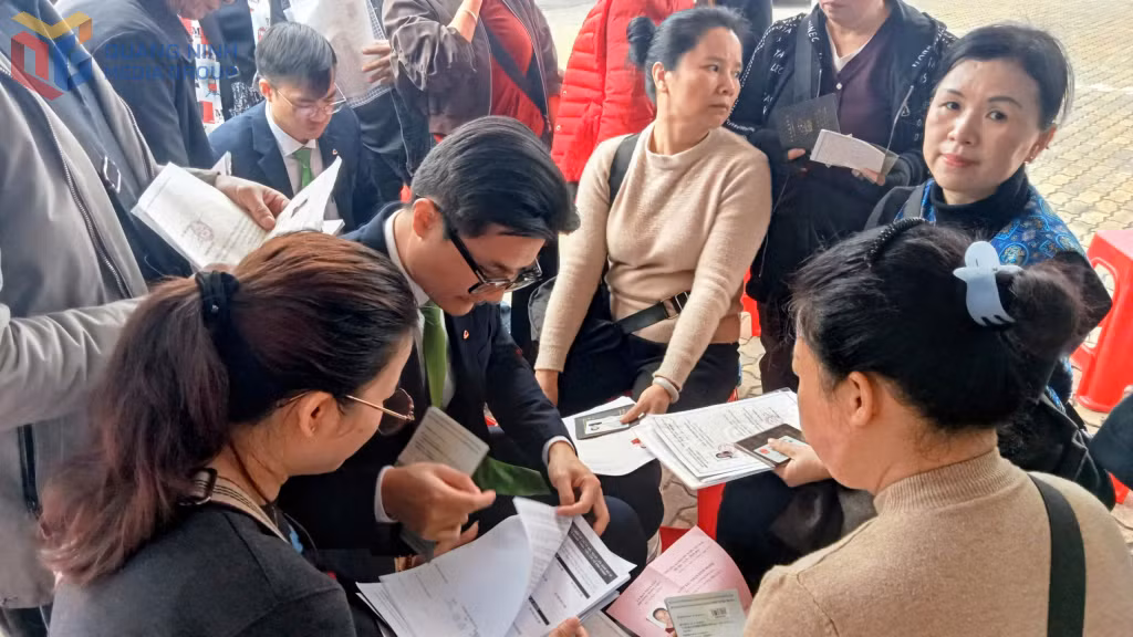 Tại chương trình, hơn 200 hộ kinh doanh người Trung Quốc trên địa bàn phường Móng Cái 1 được hướng dẫn đăng ký cài đặt dịch vụ thanh toán QR xuyên biên giới của Vietcombank - One QR